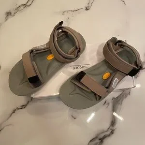 Suicoke
Depa-V2NU
Color - Gray 19 Suicoke Gray Depa-V2NU Velcro Strap Nubuck Sandals - we-bc.ca main image 3